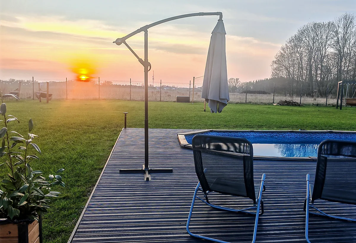 Poolbereich bei Sonnenuntergang in RELAXO Rewal