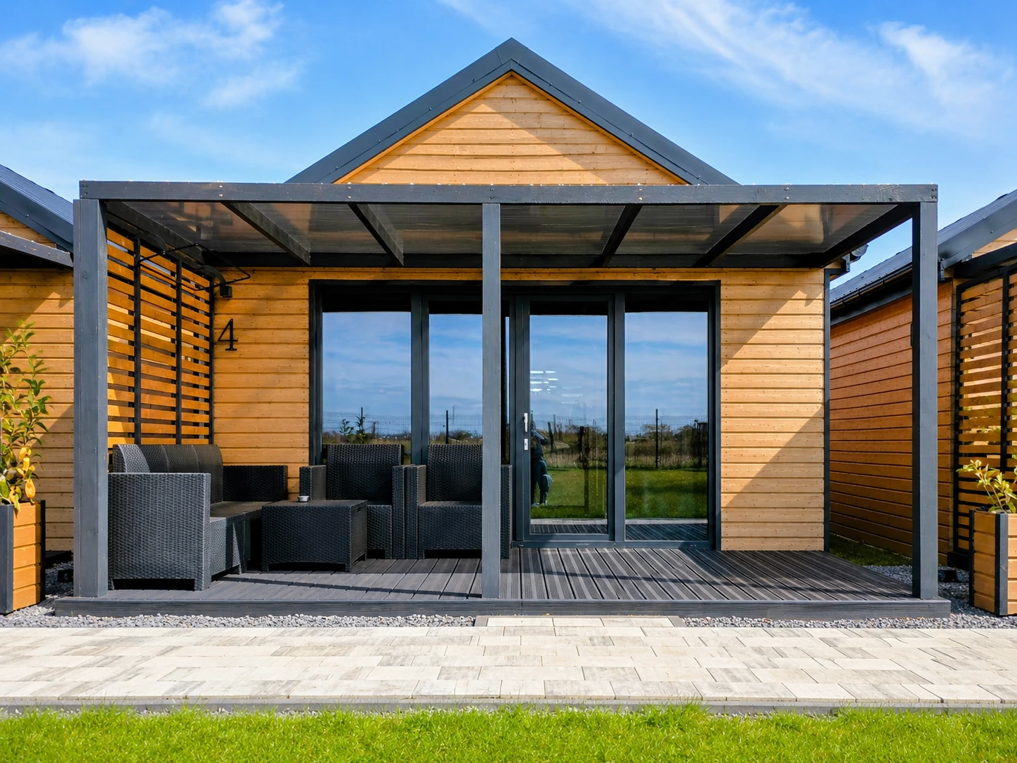 Ferienhaus RELAXO Nummer 4 mit Terrasse und Gartenmöbeln