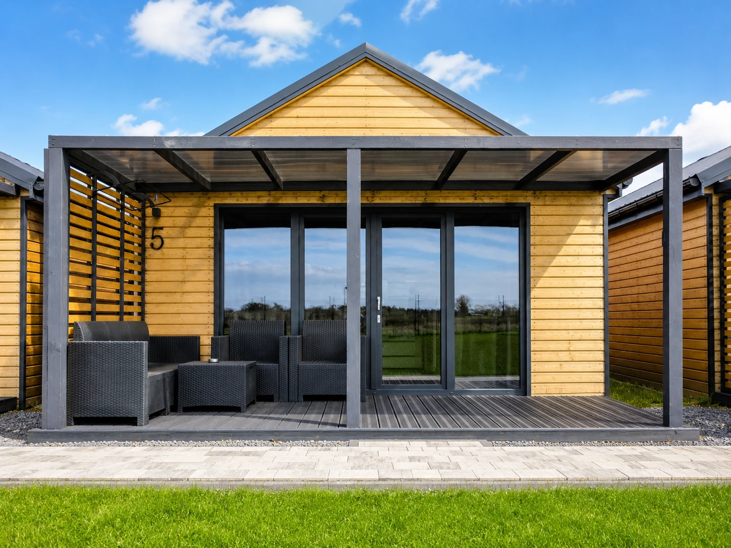 Ferienhaus RELAXO Nummer 5 mit Terrasse und Gartenmöbeln